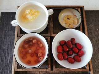 5、红枣银耳莲子汤,食材处理好