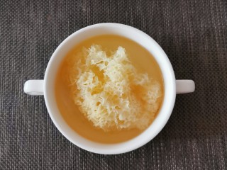 8、红枣银耳莲子汤,银耳泡好了  