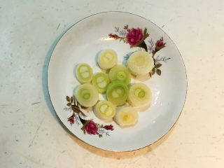 1、杂蔬牛尾汤,大葱切成小段