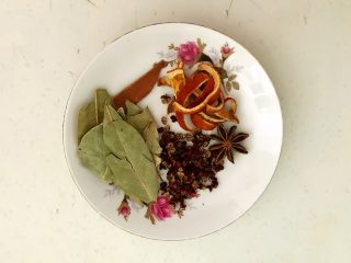 3、杂蔬牛尾汤,准备辅料：花椒粒，陈皮。八角，桂皮和香叶