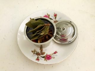 4、杂蔬牛尾汤,把所有辅料装入调料盒里面