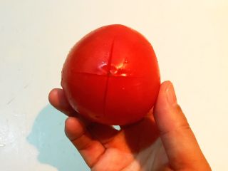 5、杂蔬牛尾汤,番茄清洗干净，在上面切一个十字