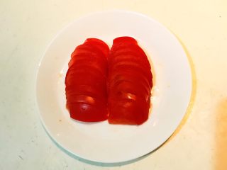 8、杂蔬牛尾汤,把番茄切成小片