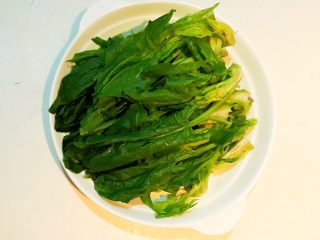 9、杂蔬牛尾汤,把菠菜心清洗干净