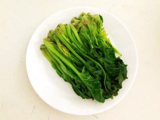11、杂蔬牛尾汤,菠菜焯好后用冷水过凉，攥干水份备用