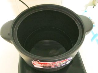 12、杂蔬牛尾汤,砂锅加入开水，水量是2000ml左右