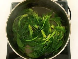 10、杂蔬牛尾汤,锅里加入冷水，烧开后加入几滴大豆色拉油，加入少许精盐，加入菠菜，焯水1分钟