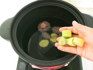 15、杂蔬牛尾汤,加入葱段