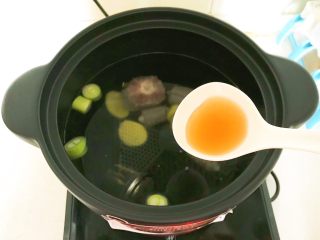 17、杂蔬牛尾汤,加入1勺料酒，调匀