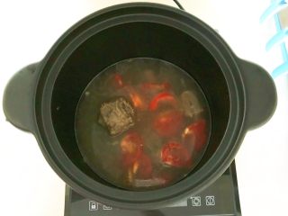 20、杂蔬牛尾汤,加入番茄