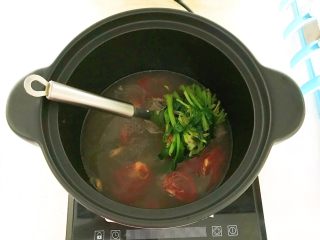 21、杂蔬牛尾汤,加入菠菜烧开