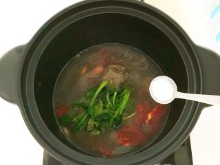 22、杂蔬牛尾汤,加入精盐调匀即可