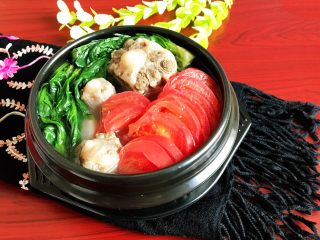 24、杂蔬牛尾汤,杂蔬牛尾汤鲜香适口，营养丰富~