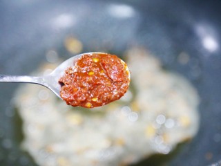 7、无敌下饭的芹菜炒香干,加一勺豆瓣酱炒出红油。