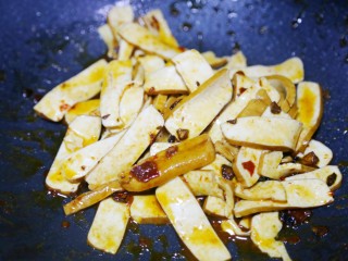 9、无敌下饭的芹菜炒香干,炒至上色。