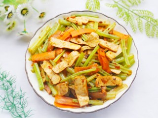 16、无敌下饭的芹菜炒香干,出锅。