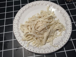 6、西红柿炖金针菇,捞出过凉水备用