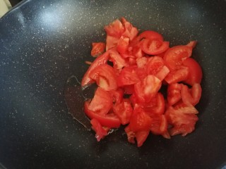 7、西红柿炖金针菇,热锅冷油放入番茄翻炒。