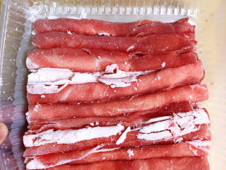 1、酸汤羊肉,准备好羊肉卷。