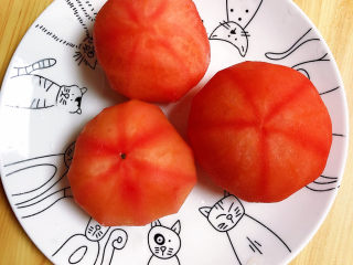 2、酸汤羊肉,准备好番茄，削去外皮。