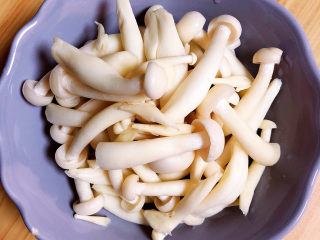 3、酸汤羊肉,准备些蘑菇。