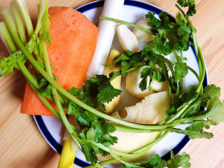 4、酸汤羊肉,再准备些葱姜蒜、洋葱、香菜、胡萝卜。