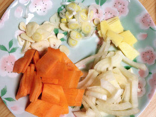 6、酸汤羊肉,配菜切好待用。