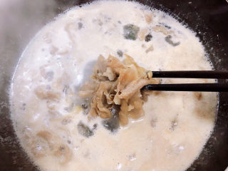 7、酸汤羊肉,锅中烧开水，下入羊肉，煮至羊肉变色。