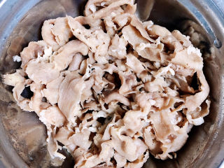 8、酸汤羊肉,羊肉捞出洗净待用。