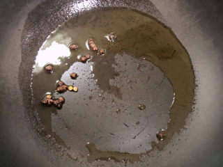 9、酸汤羊肉,锅中倒入油，加热至五成热，放入花椒爆香。