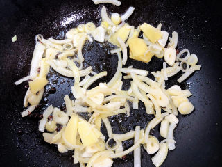 10、酸汤羊肉,放入葱姜蒜，洋葱爆香。