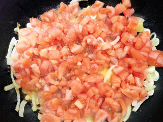 11、酸汤羊肉,放入西红柿翻炒均匀。