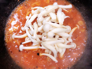 13、酸汤羊肉,放入蘑菇。