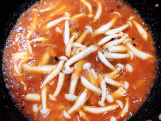 14、酸汤羊肉,加入水，烧开锅。