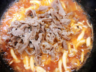 15、酸汤羊肉,加入羊肉。