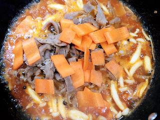 16、酸汤羊肉,放入胡萝卜片，炖煮3分钟。