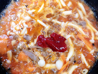 17、酸汤羊肉,加入番茄沙司。