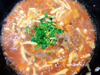 18、酸汤羊肉,撒上香菜末。