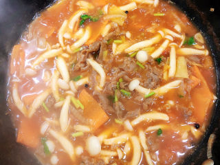 19、酸汤羊肉,入味后即可出锅了。