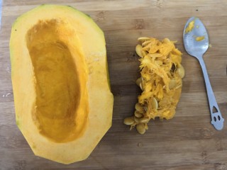 3、牛奶南瓜羹,把南瓜瓤，挖出来