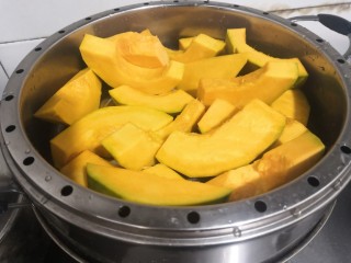 6、牛奶南瓜羹,锅中加水，把蒸盒，放入蒸锅