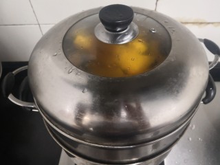 7、牛奶南瓜羹,大火烧煮，上汽后，蒸20分钟