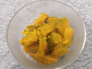 8、牛奶南瓜羹,蒸熟的南瓜，放入碗中，凉凉