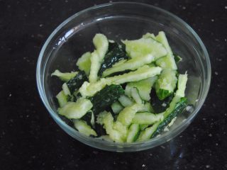 7、拍黄瓜,拍好的黄瓜折小段放进碗内