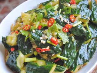 13、拍黄瓜,装盘上菜