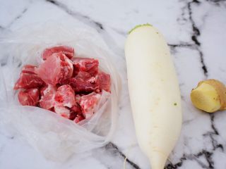 1、排骨萝卜汤,准备好材料