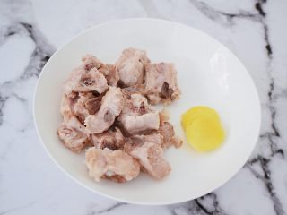 2、排骨萝卜汤,把排骨斩成小块，冷水下锅放入排骨焯去血水后捞出用清水冲洗干净备用，姜切片