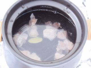 4、排骨萝卜汤,加入纯净水