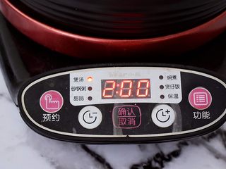 5、排骨萝卜汤,盖上锅盖，启动煲汤功能