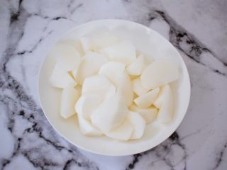 7、排骨萝卜汤,白萝卜去皮洗净切成小块